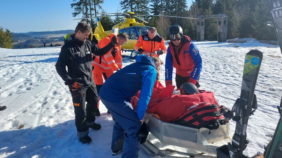 Devítiletý chlapec nezvládl jízdu na zmrzlém sněhu. Na pomoc mu letěl vrtulník